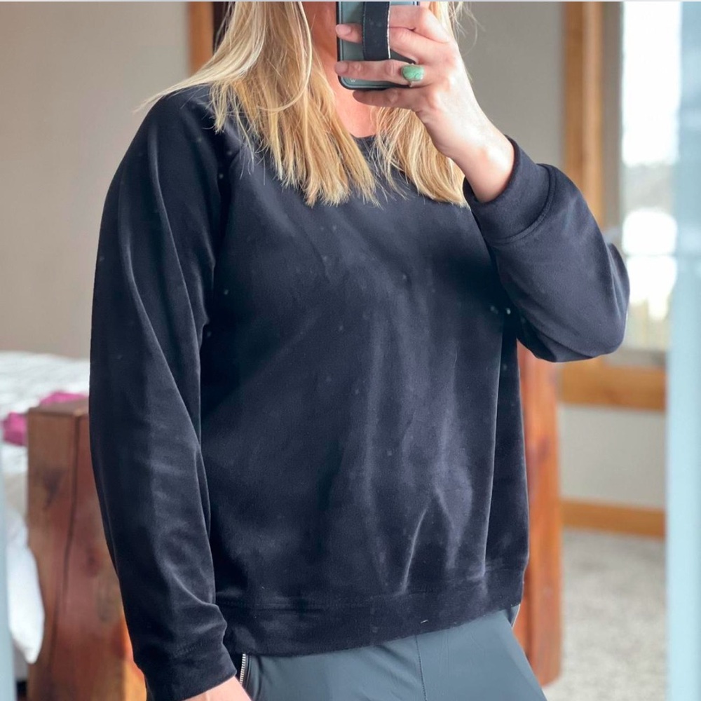 Black velvet crewneck with a relaxed fit.